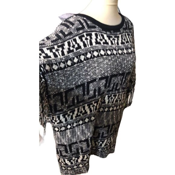 Gianni Bini Black and white fringed oversized poncho style sweater with fringe s - Picture 7 of 15